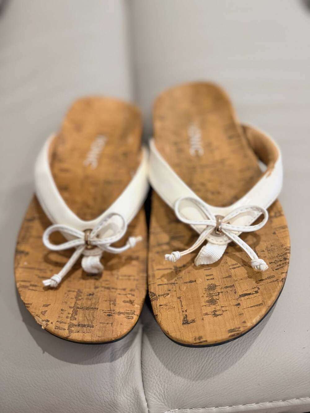 Vionic White Patent Leather Bow Thong Sandals Size 39